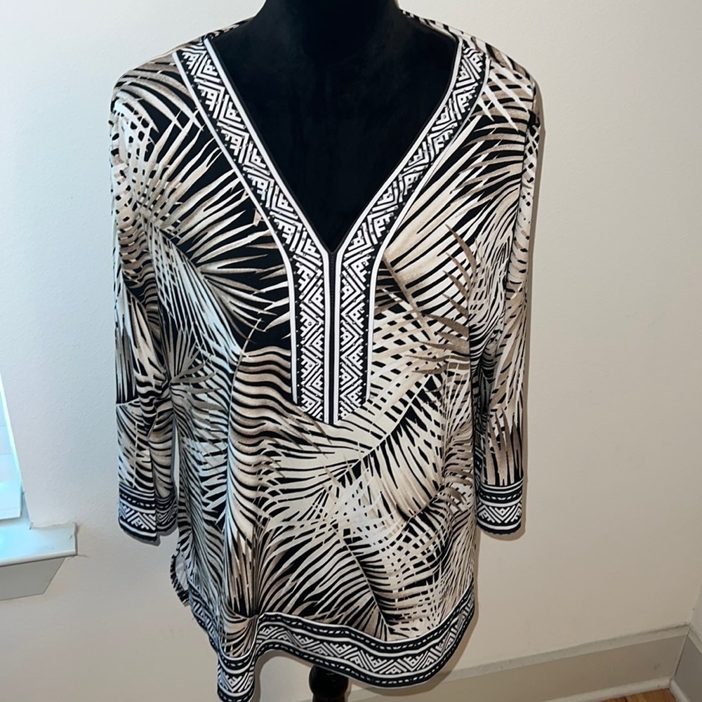 Drapers & Damon’s Petites Into the tropics print embellished V neck top